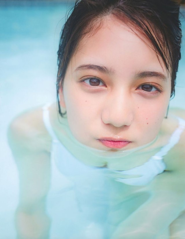 小坂菜緒 水着