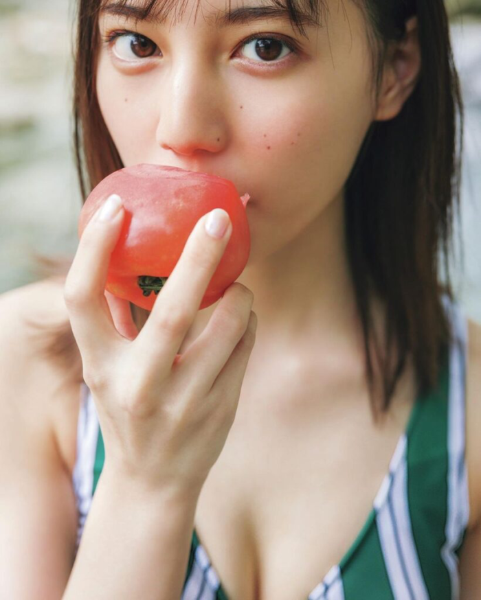 小坂菜緒 水着